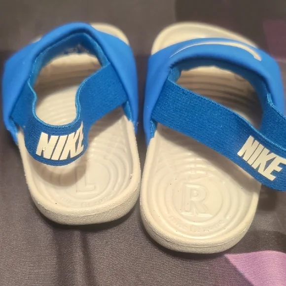 Nike Kids Blue and White Slide Sandals 6c - Picture 2 of 3